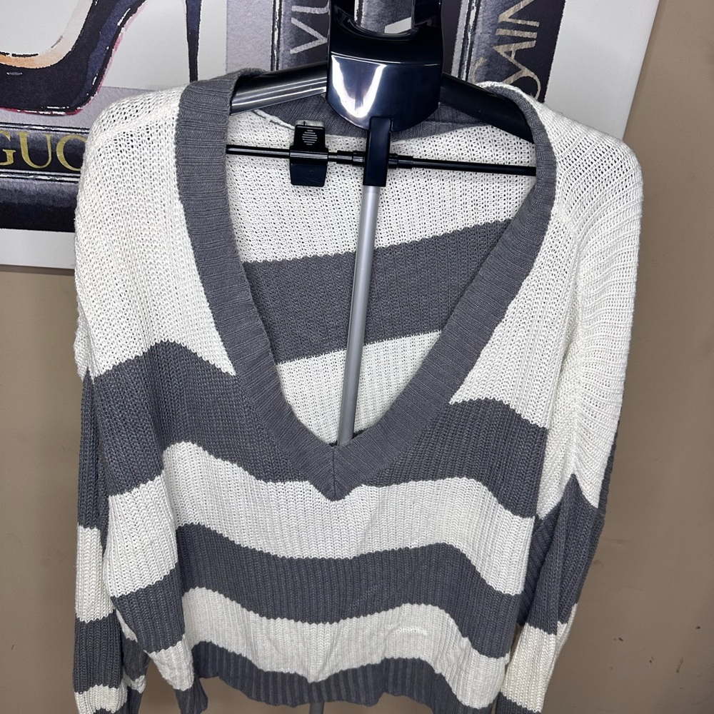 American Eagle Outfitters Gray and White V-Neck Sweater